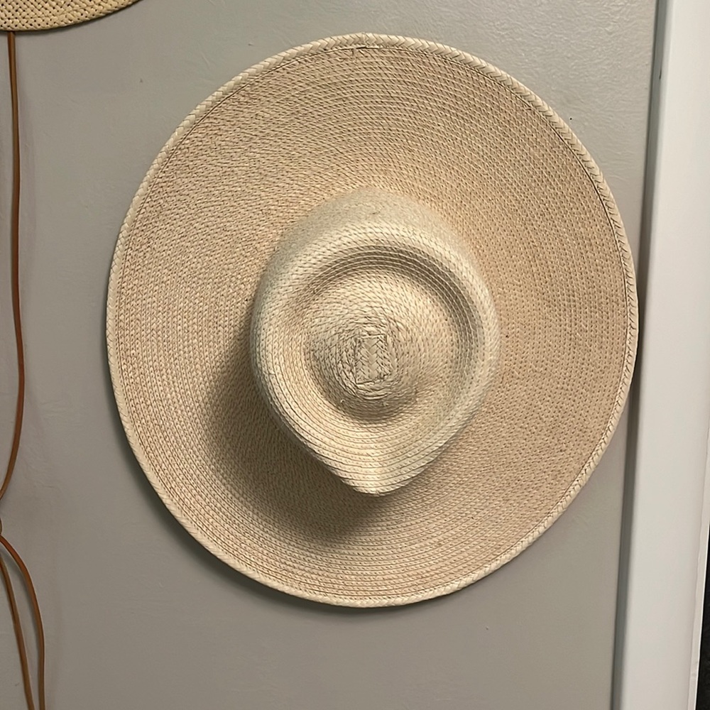 Sun Body 4 Inch Brim, Low Crown Cattleman, Guatemalan Palm Hat LIKE NEW!